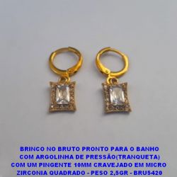 BRINCO NO BRUTO PRONTO PARA O BANHO COM ARGOLINHA DE PRESSÃO(TRANQUETA) COM UM PINGENTE CRAVEJADO EM MICRO  ZIRCONIA QUADRADO - PESO 2,5GR - BRU5420