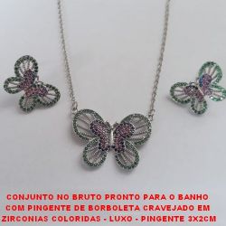 CONJUNTO NO BRUTO PRONTO PARA O BANHO  COM PINGENTE DE BORBOLETA CRAVEJADO EM  ZIRCONIAS COLORIDAS - LUXO - PINGENTE 3X2CM BRINCO 2X1,5CM - PESO 8,4GR  - BRU2327