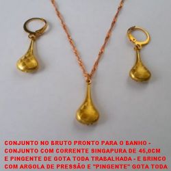 CONJUNTO NO BRUTO PRONTO PARA O BANHO - CONJUNTO COM COR. SINGAPURA DE 45,0CM E PING. DE GOTA TODA TRAB. - E BRINCO COM ARGOLA DE PRES. E ''PINGENTE'' GOTA TODA TRAB. DE 3,5CM - PESO 4,8GR - BRU3334