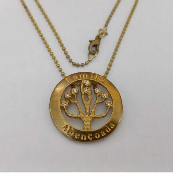 GARGANTILHA NO BRUTO PRONTO PARA O BANHO -  GARGANTILHA COM COR. DE BOLINHAS + FECHO LAG. E PINGENTE DE ARVORE DA VIDA CRAV. EM ZIRCONIA COM A ''FRASE'' FAMÍLIA ABENÇ. - TAM. 45,0CM - PESO 7,1GR - BRU3319