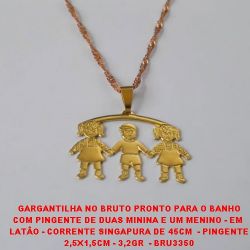 GARGANTILHA NO BRUTO PRONTO PARA O BANHO COM PINGENTE DE DUAS MININA E UM MENINO - EM  LATÃO - CORRENTE SINGAPURA DE 45CM  - PINGENTE 2,5X1,5CM - 3,2GR  - BRU3350