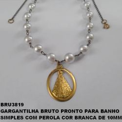 GARGANTILHA BRUTO PRONTO PARA BANHO SIMPLES COM PEROLA COR BRANCA DE 10MM COM PINGENTE DE NOSSA SENHORA APARECIDA PESO TOTAL DE 11.8GR - TAMANHO 55CM  BRU3819