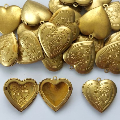 RELICARIO NO BRUTO PRONTO PARA O BANHO(CX73)  ''( RELICARIO)'' EM FORMATO DE CORAÇÃO TAMANHO 2.8CM - PESO TOTAL 4GR -  BRU5360