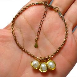 Pulseira No Bruto Pronto Para Banho Com Cordão Baiano Três Perolas De 8mm Tamanho Aproximado: 19,0cm Extensor: 6,0cm Peso: 5,2 gramas REF: BRU985A