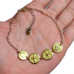 Pulseira No Bruto Pronto Para Banho Com Pingente De Espirito Santo e Corações Tamanho Aproximado: 19,0cm Extensor: 5,0cm Peso: 4,8 gramas REF: BRU1876