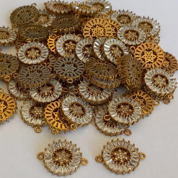 PINGENTE NO BRUTO PRONTO PARA BANHO (CX30) - CONECTOR TAMANHO 1,5CM(COM DUAS ARGOLINHA)COM PEDRA DE ZIRCONIA PESO TOTAL 1,9GR - PINGENTE PIZZA  - BRU0550