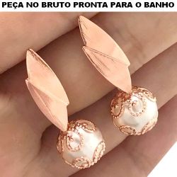 BRINCO NO BRUTO PRONTO PARA BANHO EM PEROLA BRANCA 2,8GR TAMANHO APROXIMADO:3CM REF.BRU548