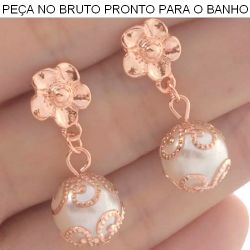 BRINCO NO BRUTO PRONTO PARA BANHO JA NO COBRE COM PEROLA BRANCA 10MM EM PENDURICADO 3GR TAMANHO APROXIMADO:2,5CM REF.BRU1001