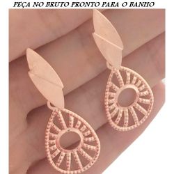 BRINCO NO BRUTO PRONTO PARA BANHO JA NO COBRE EM PENDURICADO VAZADO 2GR TAMANHO APROXIMADO:4,5CM REF.BRU995