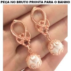 BRINCO NO BRUTO PRONTO PARA BANHO EM PEROLA BRANCA 3GR TAMANHO APROXIMADO:3,5CM REF.BRU266