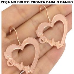 BRINCO NO BRUTO PRONTO PARA BANHO JÁ NO COBRE EM FORMA DE CORAÇÃO COM A PALAVRA LOVE 2,3GR TAMANHO APROXIMADO:4,5CM REF.BRU1473