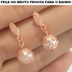 BRINCO NO BRUTO PRONTO PARA BANHO EM PEROLA BRANCA 2GR TAMANHO APROXIMADO:2,5CM REF.BRU1482