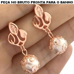 BRINCO NO BRUTO PRONTO PARA BANHO EM PEROLA BRANCA 3GR TAMANHO APROXIMADO:3CM REF.BRU1542