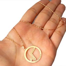 Gargantilha No Bruto Pronto Para Banho Profissões (Matemática) Tamanho Aproximado da Corrente: 44,5cm Pingente: 2,5cm Peso: 5,0 gramas REF: BRU632