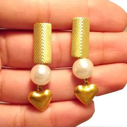 Brinco No Bruto Pronto Para Banho Com Perola De 10mm E Corações Tamanho Aproximado: 4,5cm Peso: 3,0 gramas REF: BRU1949