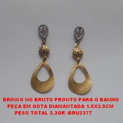 BRINCO NO BRUTO PRONTO PARA O BANHO PEÇA EM GOTA DIAMANTADA 1.5X2.5CM PESO TOTAL 2.3GR -BRU2377