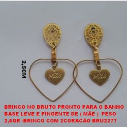 BRINCO NO BRUTO PRONTO PARA O BANHO BASE LEVE E PINGENTE DE ( MÃE )  PESO 2,6GR -BRINCO COM 2CORACÃO BRU2277