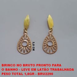 BRINCO NO BRUTO PRONTO PARA  O BANHO - LEVE EM LATÃO TRABALHADA PESO TOTAL 1,8GR - BRU2290