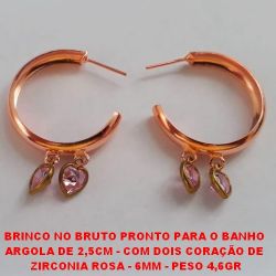 BRINCO NO BRUTO PRONTO PARA O BANHO  ARGOLA DE 2,5CM - COM DOIS CORAÇÃO DE  ZIRCONIA ROSA - 6MM - PESO 4,6GR BRU1085