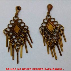 BRINCO NO BRUTO PRONTO PARA BANHO -  BRINCO DE LOSNGO VAZADO E COM  PENDURICALHOS - TAMANHO:4,6CM - PESO: 2,2GR - BRU3778