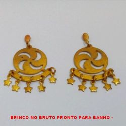 BRINCO NO BRUTO PRONTO PARA BANHO -  BRINCO VAZADO COM PENDURICALHOS DE  ESTRELAS - TAMANHO:3,6CM - PESO:2,5GR -  BRU3771