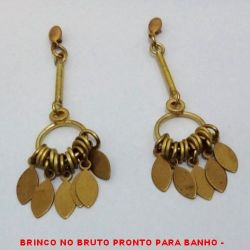 BRINCO NO BRUTO PRONTO PARA BANHO -  BRINCO COM ARGOLA E PENDURICALHOS DE  FOLHAS - TAMANHO:4,8CM - PESO:3,3GR -  BRU3775
