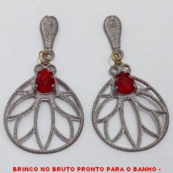 BRINCO NO BRUTO PRONTO PARA O BANHO -  BRINCO EM BAIXA FUSÃO VAZADO COM CRISTAL  VERMELHO - TAMANHO:5,0CM - PESO:5,3GR -  BRU4123
