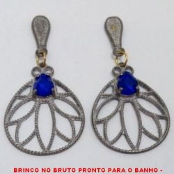 BRINCO NO BRUTO PRONTO PARA O BANHO -  BRINCO EM BAIXA FUSÃO VAZADO COM CRISTAL  AZUL - TAMANHO:5,0CM - PESO:5,5GR - BRU4122