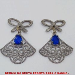 BRINCO NO BRUTO PRONTO PARA O BANHO -  BRINCO EM BAIXA FUSÃO VAZADO E COM CRISTAL  AZUL - TAMANHO:4,0CM - PESO:7,0GR - BRU4121
