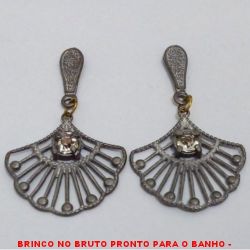 BRINCO NO BRUTO PRONTO PARA O BANHO -  BRINCO EM BAIXA FUSÃO VAZADO E COM CRISTAL -  TAMANHO:4,6CM - PESO:6,4GR - BRU4113