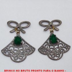 BRINCO NO BRUTO PRONTO PARA O BANHO -  BRINCO EM BAIXA FUSÃO VAZADO E COM CRISTAL  VERDE - TAMANHO:4,0CM - PESO:6,8GR - BRU4114
