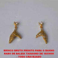 BRINCO BRUTO PRONTO PARA O BANHO RABO DE BALEIA TAMANHO DE 18X9MM - TODO CRAVEJADO  EM MICRO ZIRCONIAS CRISTAL - PESO 1,0GR BRU1057