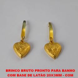 BRINCO BRUTO PRONTO PARA BANHO  COM BASE DE LATÃO 20X3MM - COM  (463)PINGENTE CORAÇAO C/ DESENHO E CORAÇAO PESO TOTAL 2,9GR - BRU0948