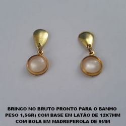 BRINCO NO BRUTO PRONTO PARA O BANHO  PESO 1,5GR) COM BASE EM LATÃO DE 12X7MM COM BOLA EM MADREPEROLA DE 9MM BRU3559