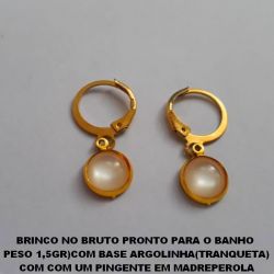BRINCO NO BRUTO PRONTO PARA O BANHO  PESO 1,5GR)COM BASE ARGOLINHA(TRANQUETA) COM COM UM PINGENTE EM MADREPEROLA PINGENTE TAMANHO 9MM - BRU2976