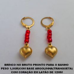 BRINCO NO BRUTO PRONTO PARA O BANHO  PESO 2,7G  COM BASE ARGOLINHA TRANQUETA COM CORAÇÃO EM LATÃO DE 12MM BASE COM MIÇANGAS DE CRISTAL VERMELHOS BRU0038