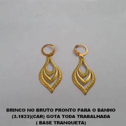 BRINCO NO BRUTO PRONTO PARA O BANHO (3.1823)(CAR) GOTA TODA TRABALHADA( TRANQUETA) PESO TOTAL 2,4GR - TAMANHO 35X18MM BRU0101