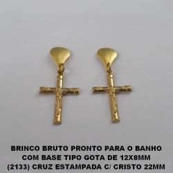 BRINCO BRUTO PRONTO PARA O BANHO COM BASE TIPO GOTA DE 12X8MM (2133) CRUZ ESTAMPADA C/ CRISTO 22MM PESO 1,9GR - BRU0179