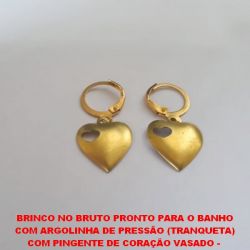 BRINCO NO BRUTO PRONTO PARA O BANHO COM ARGOLINHA DE PRESSÃO (TRANQUETA) COM PINGENTE DE CORAÇÃO VASADO - PESO TOTAL  1,7GR - BRU0629