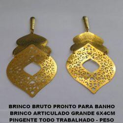 BRINCO BRUTO PRONTO PARA BANHO  BRINCO ARTICULADO GRANDE 6X4CM PINGENTE TODO TRABALHADO - PESO  TOTAL 6,8GR - BRU0460