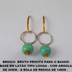 BRINCO  BRUTO PRONTO PARA O BANHO BASE EM LATÃO TIPO LONGA - COM ARGOLA DE 20MM - E BOLA DE RESINA DE 14MM -  COLORIDA  - PESO TOTAL 4,9GR - BRU1444