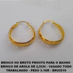BRINCO NO BRUTO PRONTO PARA O BANHO  BRINCO DE ARGOLA DE 2,5CM - VASADO TODO TRABALHADO - PESO 3.1GR - BRU2519