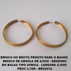 BRINCO NO BRUTO PRONTO PARA O BANHO  BRINCO DE ARGOLA DE 4,5CM - DESENHO EM BOLAS TIPO AFRICA - LARGURA 6,5MM  PESO 5,7GR - BRU2574