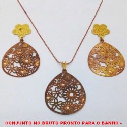 CONJUNTO NO BRUTO PRONTO PARA O BANHO -  CONJUNTO EM FOTOCORROSÃ COM GOTA COM  FLORES - GARGANTIHA COM CORRENTE (L11) IMPORTADA DE 44CM - BRINCO DE 5,5CM COM BASE DE FLOR - PESO TOTAL:7,3GR -  BRU4046