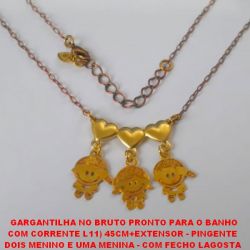 GARGANTILHA NO BRUTO PRONTO PARA O BANHO COM CORRENTE L11) 45CM+EXTENSOR - PINGENTE  DOIS MENINO E UMA MENINA - COM FECHO LAGOSTA  PESO TOTAL 3,5GR - BRU4583