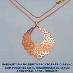 GARGANTILHA NO BRUTO PRONTO PARA O BANHO COM PINGENTE EM FOTOCORROSÃO DE 5X4CM PESO TOTAL 3.2GR - BRU0625