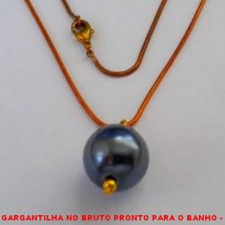 GARGANTILHA NO BRUTO PRONTO PARA O BANHO -  GARGANTILHA COM CORRENTE RABO DE RATO E  PINGENTE DE BOLA DE RESINA BRILHANTE DE  1,4CM - TAMANHO:46,0CM - PESO:5,3GR - BRU3121