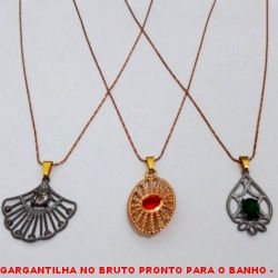 GARGANTILHA NO BRUTO PRONTO PARA O BANHO -  TRIO (3) DE GARGANTILHAS COM CORRENTE (L11)  IMPORTADA E PINGENTES COM CRISTAL - TAMANHO: 45,0CM - PESO TOTAL:10,7GR - BRU4053