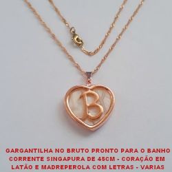 GARGANTILHA NO BRUTO PRONTO PARA O BANHO (GI) CORRENTE SINGAPURA DE 45CM - CORAÇÃO EM  LATÃO E MADREPEROLA COM LETRAS - VARIAS FECHO LAGOSTA - PESO 5,4GR (ESCOLA SUA LETRA)BRU1559