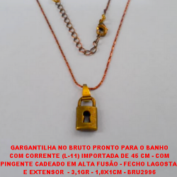 GARGANTILHA NO BRUTO PRONTO PARA O BANHO COM CORRENTE (L-11) IMPORTADA DE 45 CM - COM PINGENTE CADEADO EM ALTA FUSÃO - FECHO LAGOSTA  E EXTENSOR  - 3,1GR - 1,8X1CM - BRU2996